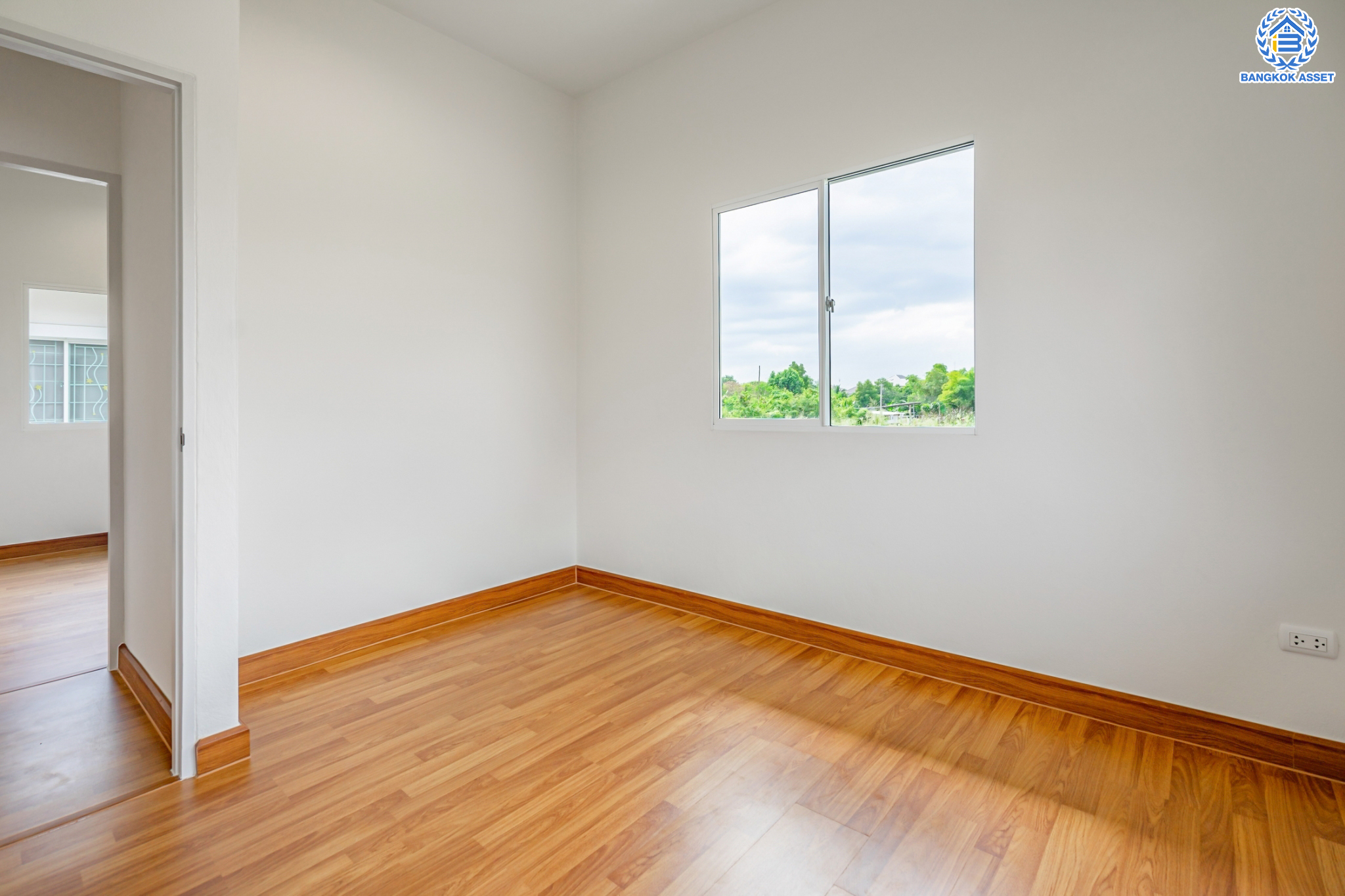 บ้านมือสองตกแต่งใหม่ ม.แลนซีโอ วงแหวน-พระราม5 (ซ.วัดส้มเกลี้ยง) บ้านแฝด หลังมุม เนื้อที่ 40 ตร.ว. ฟังก์ชัน 3 ห้องนอน 2 ห้องน้ำ 1 ที่จอดรถ บนทำเลศักยภาพ เดินทางสะดวก เชื่อมต่อทั้งปิ่นเกล้า-ศาลายา ใกล้เซ็นทรัลเวสต์เกต ทางด่วน "กาญจนาภิเษก" และรถไฟฟ้า "สถานีตลาดบางใหญ่"